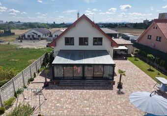 Nadštandardný RD s dvojgarážou, zimnou záhradou a podkrovím. - 19
