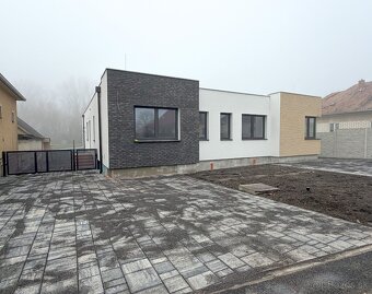 MODERNÝ DVOJDOM V POVODE- VEĽKÝ POZEMOK - 19