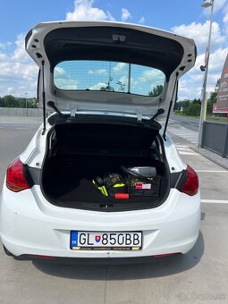 Opel astra 1,4 benzín rok 2010 - 19