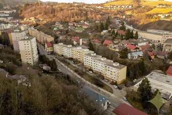 Exkluzívne na predaj veľký 3 izbový byt o výmere 81.30 m2 vo - 19