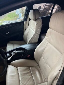 BMW e60 komfortne krémové sedačky