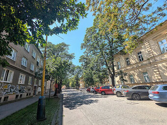 Tehlový, 2 izb blízko historického CENTRA, zariadený, balkón