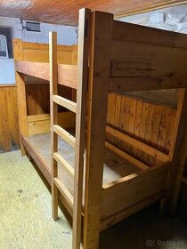 Predám jednu masívnu poschodovú postel na chalupu