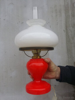 elektricka lampa v tvare petrolejky