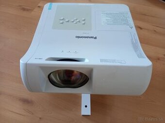 predám projektor panasonic