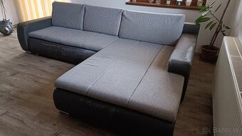 Rozkladací rohový gauč.