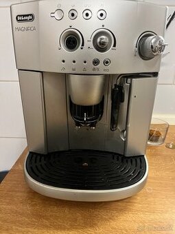 Predam kavovar DeLonghi Magnifica 4200 .S