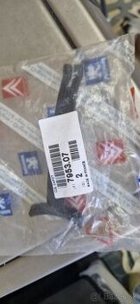 Peugeot 405  tiahlo kapoty