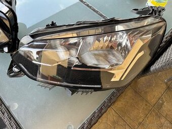 Peugeot 208 predné svetlo