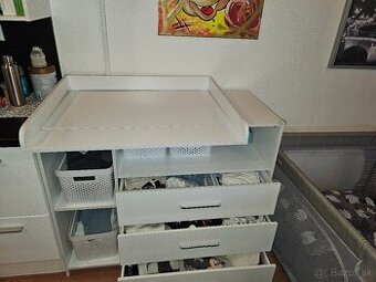Komoda s prebalovacim pultom