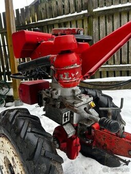 Malotraktor s naradim a vlečkou.
