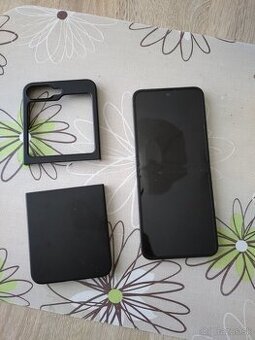 Predám Samsung z flip 6 ,hlavný displej treba vymenť