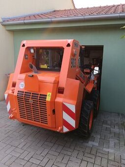 Šmykom riadený nakladač Locust L 903