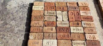 Predam stare tehly s monogramom