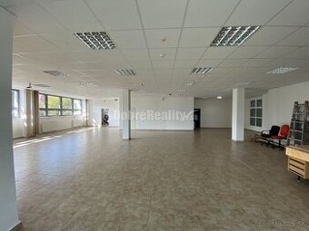 Na prenájom  pekný obchodný priestor o rozlohe 250m2 v Rimav