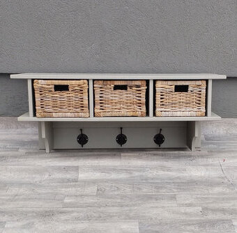 Vešiak závesný s policou a úložnými košíkmi. - 1