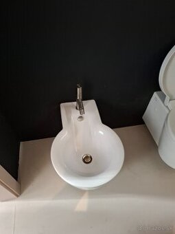 NEPOUŽÍVANÝ BIDET s BATÉRIOU