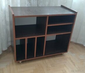 TV stolík na kolieskach
