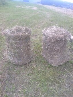 Seno malé okrúhle baliky