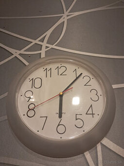 Predam nastenne hodiny -biele