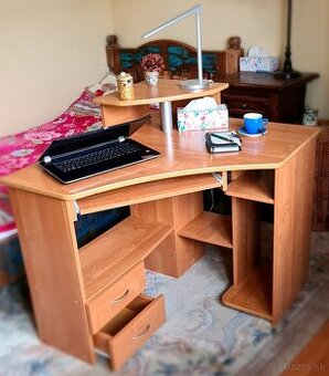 Rohový písací stolík.