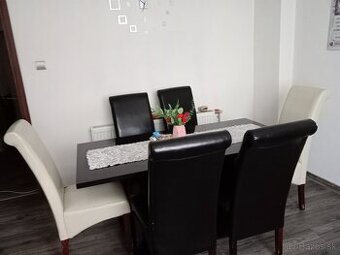 Jedálenský stôl a stoličky