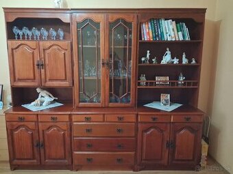 Starožitná obývacia stena