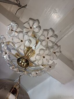 Starý luster plus lampy.