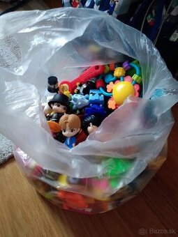 Plná taška kinder a iných postaviciek