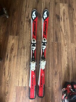 Lyže+lyžiarky+prilba+paličky