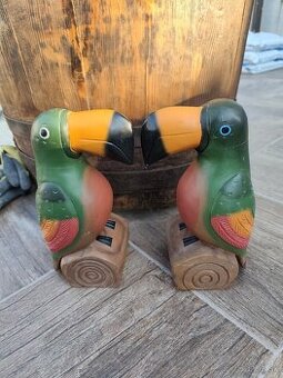 Pár Tukanov z dreva