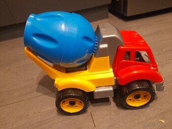 Predam auto l i domcek na zvierata alebo auta