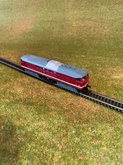 TT dieselová lokomotíva BR130 (Ludmilla) + osobný vozeň
