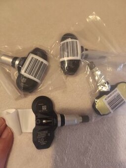 4 ks snimac tlaku v pneumatikách (TPMS) 7PP907275F