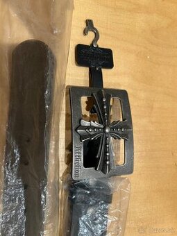 Jedinečný opasok značky Affliction s maltézským krížom