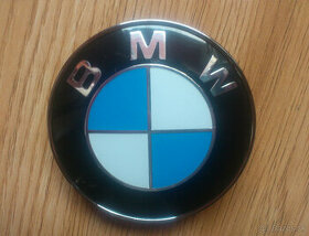 znak na zadnú kapotu na BMW
