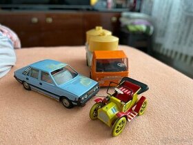 Hračky ,staré autíčka