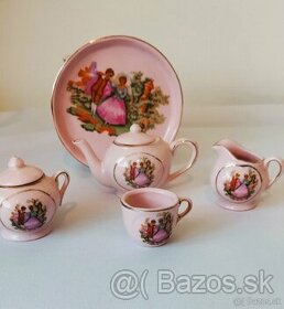 Růžový a bílý retro porcelán