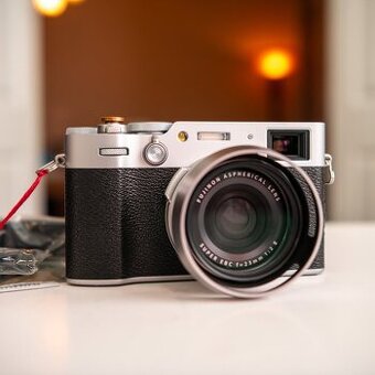 Fujifilm X100VI - stříbrná barva