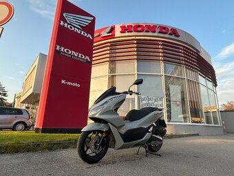 Honda PCX 125, 180 km v záruke