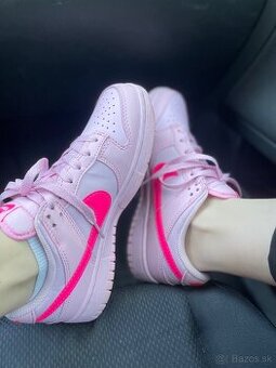 Nike dunk low triple pink GS