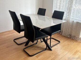 Jedálenské stoličky v modernom dizajne.