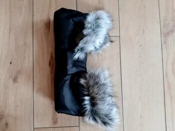 Čierný rukávnik s kožušinou na kočík