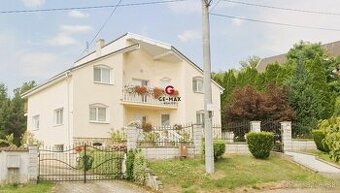 NA PREDAJ: priestranný rodinný dom s dvojgarážou v Kráľovsko