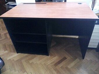 Kancelársky pevny stol