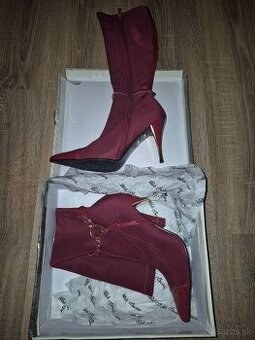 Elegantne bordove cizmy