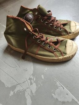 Staré vojenské retro tenisky zelené