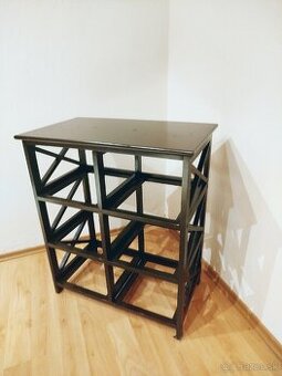 Drevený policový stôl