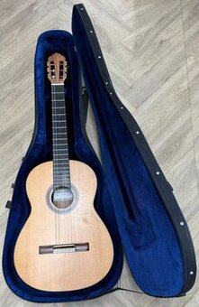 Klasická koncertná akustická gitara ručnej výroby