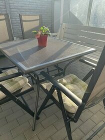Záhradný kovový stôl v TOP stave